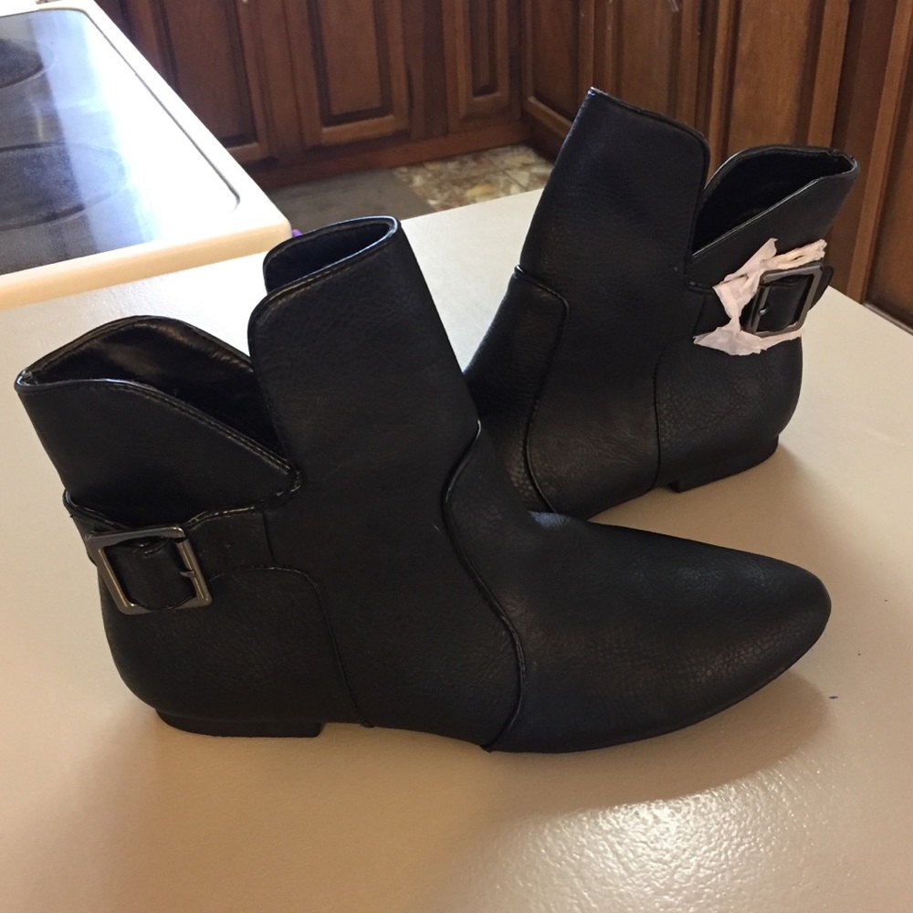 NWOB Mo Mo Slip On Boots 8.5M